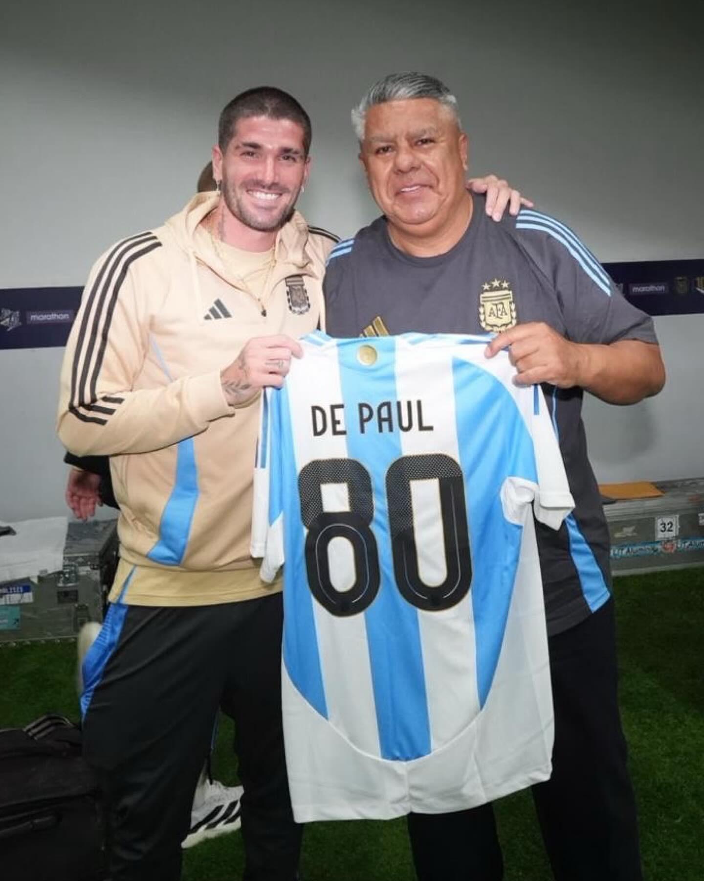 bob半岛体育-代表阿根廷队出场80次，德保罗获赠纪念球衣